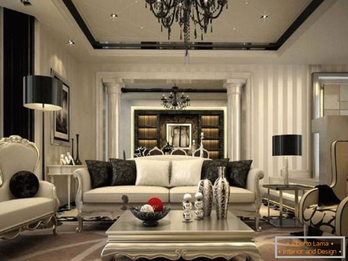 Izuzetan enterijer za dnevnu sobu osmišljen je u neoklasičnom stilu. Crni elementi dekoracije i dekoracije su vidljivi na pozadini sivih sjenila.