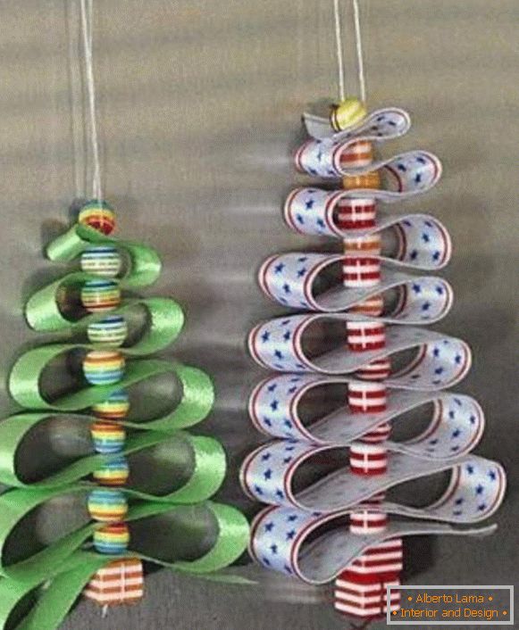 zanimljive novogodišnje igračke sa rukama na božićnom stablu, fotografija 16