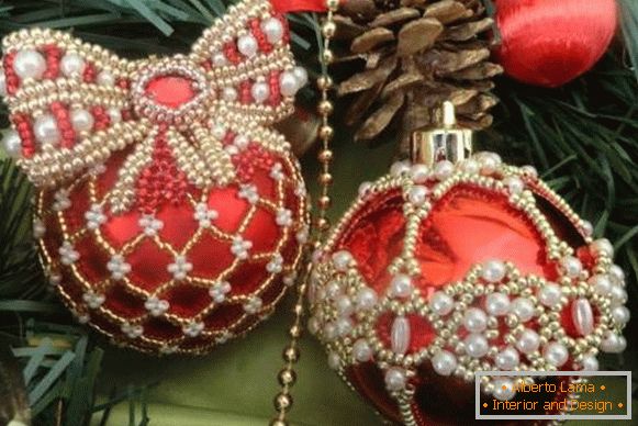 Kako ukrasiti božićnu loptu - foto sa perlama