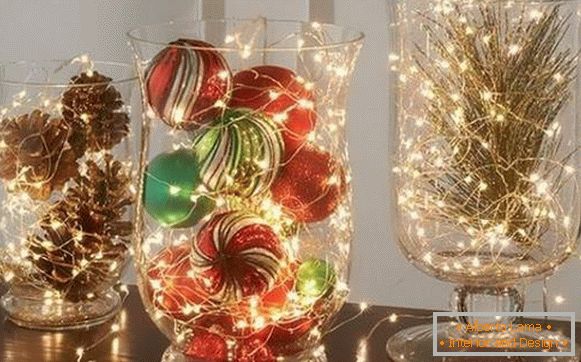 Novogodišnji LED vijenac u dekoraciji kuće za Novu godinu