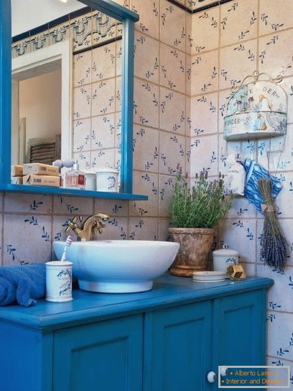 Plava kupatilska pločica u Provans Style