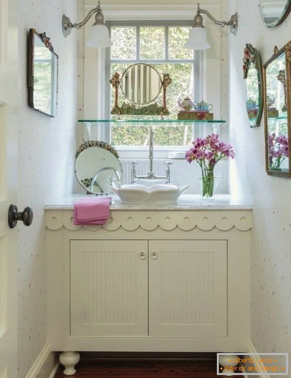 Ogledala i ostala oprema za kupatila u stilu Provence