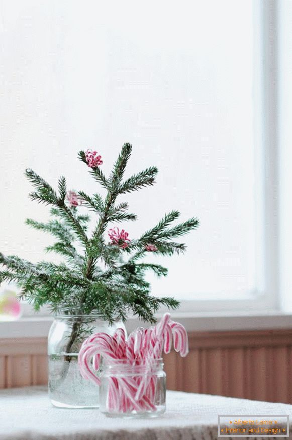Kreativna ideja ukrašavanja spriga božićnih stabala