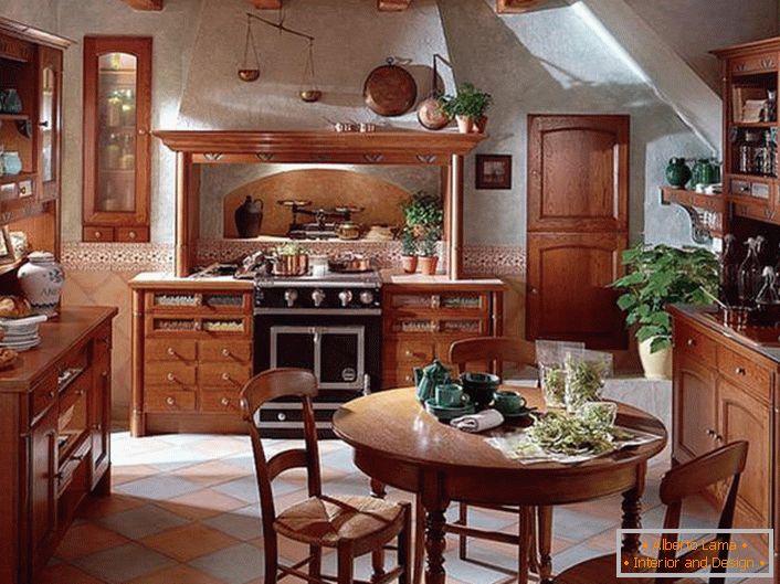 Klasična zemlja kuhinja sa pravilno odabranim namještajem. Harmonična dekoracija prostora kuhinje bila je zeleno cvijeće u posudama od gline različitih veličina.