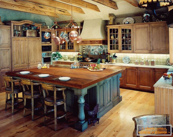 U najboljim tradicijama zemlje u dizajnu kuhinjskog prostora uglavnom se koriste prirodni materijali.