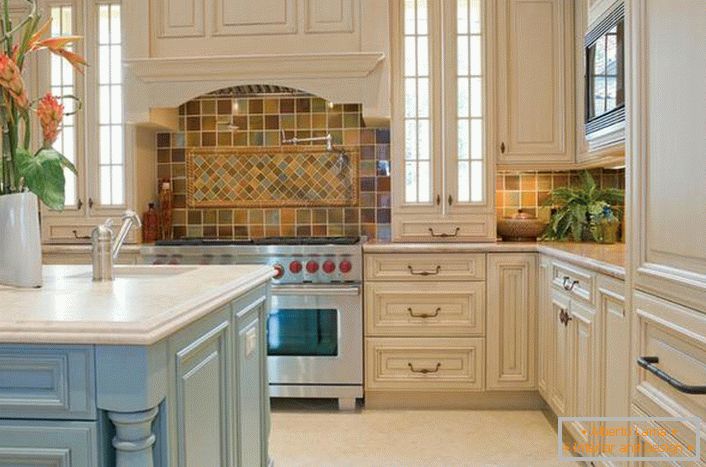 Za kuhinju u stilu zemlje, široke peći su savršene. Autor dizajna harmonično je dizajnirao prostor iznad peći.