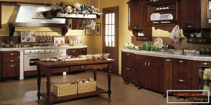 Pravi primer ukrašavanja kuhinje u stilu zemlje. Pletene korpe, cvijeće, ukrasne grožđe grožđa - stvoriti atmosferu udobnosti u kuhinji.