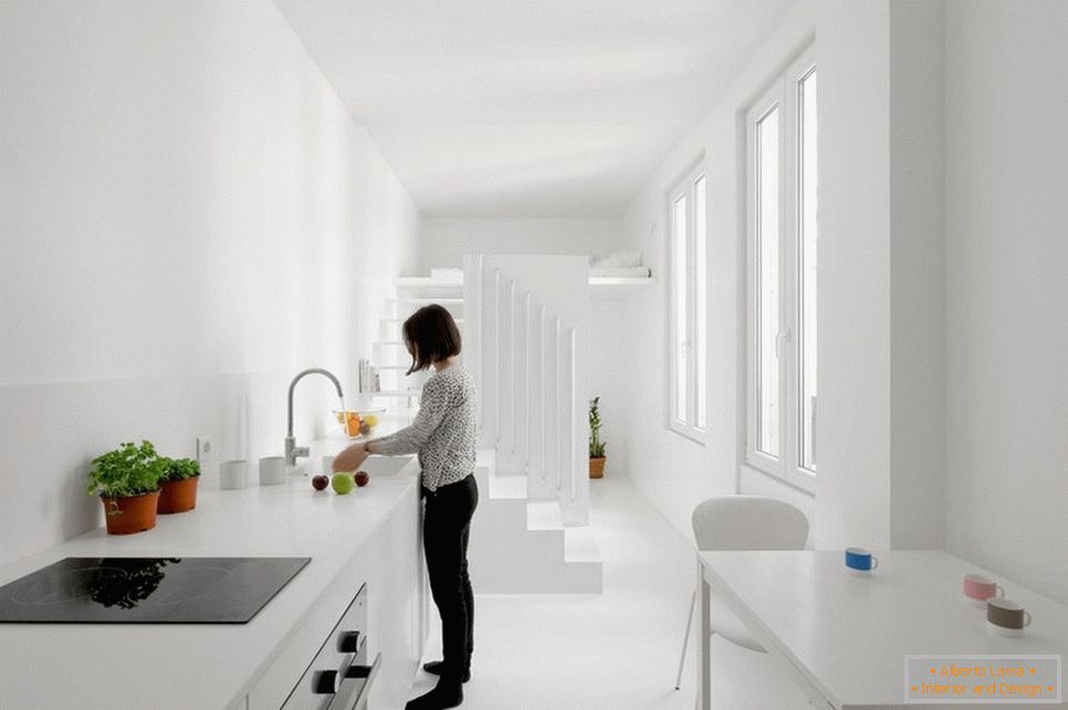 Kuhinja s trpezarijom u bijeloj boji