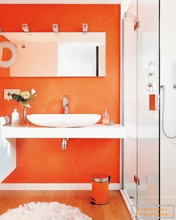 Ogledalo u narančastom kupatilu