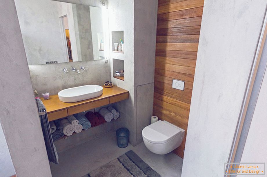 Umivaonik i toalet u kupatilu jednosobnog stana