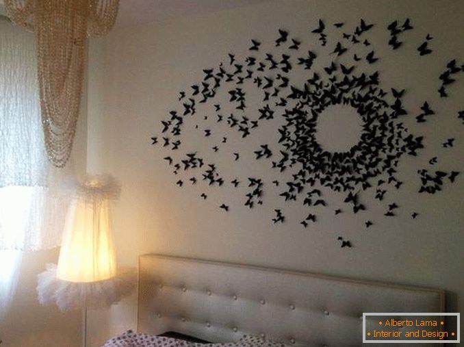 Dekorativni leptir na zidu svojim rukama - fotografija u spavaćoj sobi