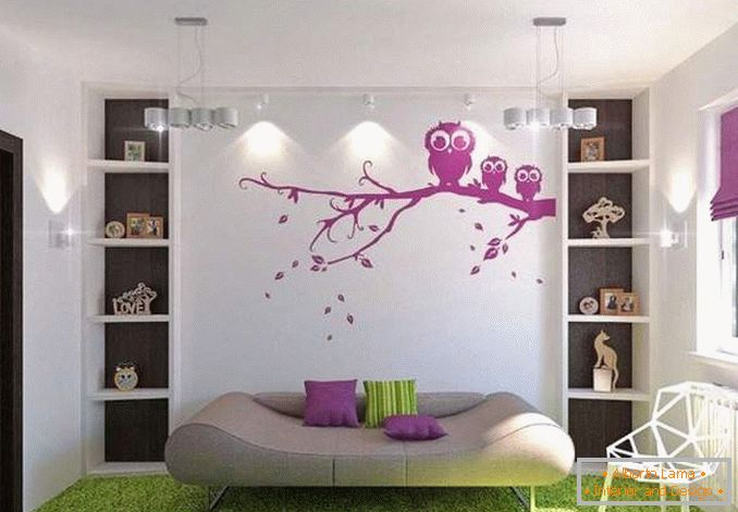 Zidna dekoracija u dnevnoj sobi pomoću naljepnica