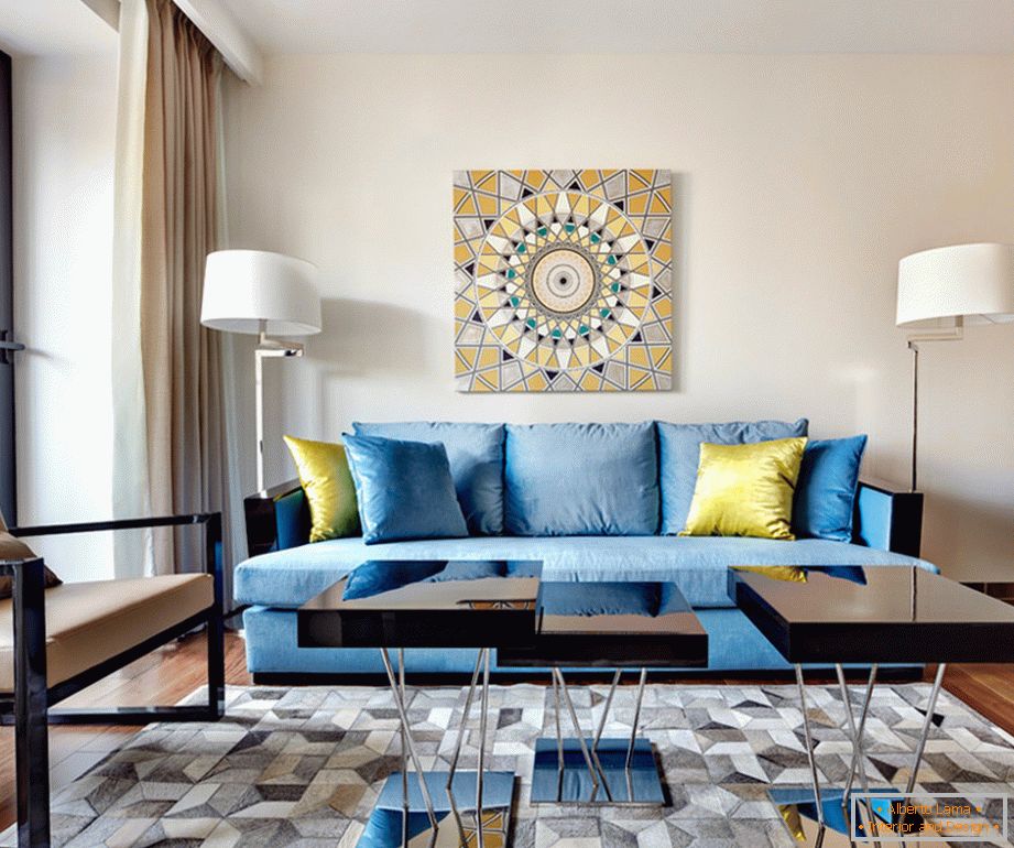 Ekstravagantna plava kauč sa žutim dekorativnim jastucima u dnevnoj sobi