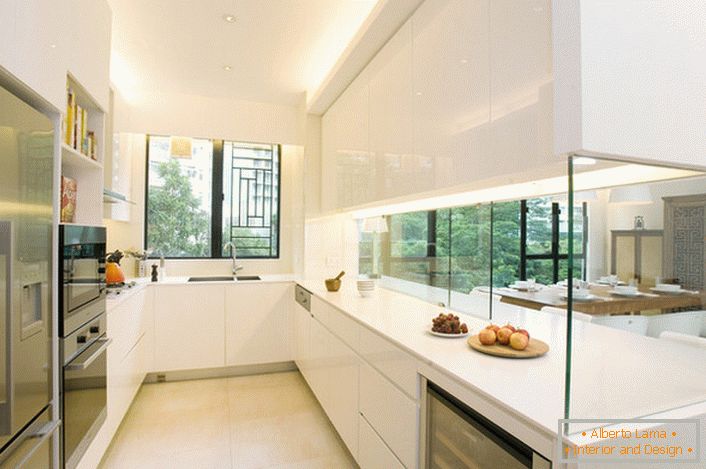 Kuhinja je od dnevne sobe odvojena dekorativnim staklenim zidom. Interesantno rešenje za enterijer u stilu života.