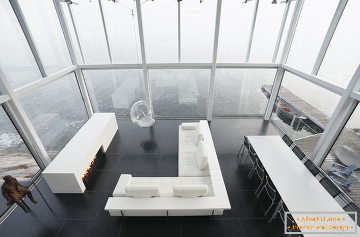 Laconski dizajn dnevne sobe u minimalističkom stilu. Zanimljiv komad nameštaja je stolica suspendovana iz visokog plafona.