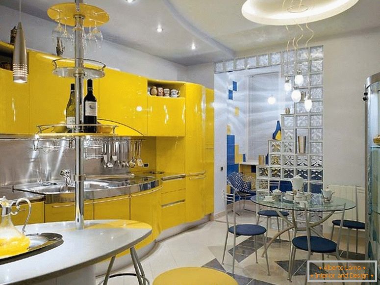 U najboljim tradicijama avantgardnog stila izabran je namještaj za kuhinju. Kuhinjski set žute boje nije samo praktičan i funkcionalan, već i stilski.