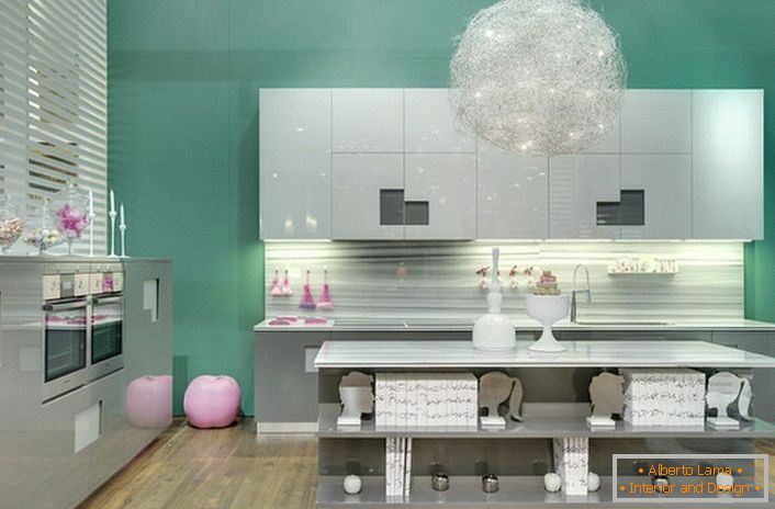 Svetlo sive nijanse i moderna menta u kuhinji u stilu avantgarde u jednoj od kuća u blizini Moskve.