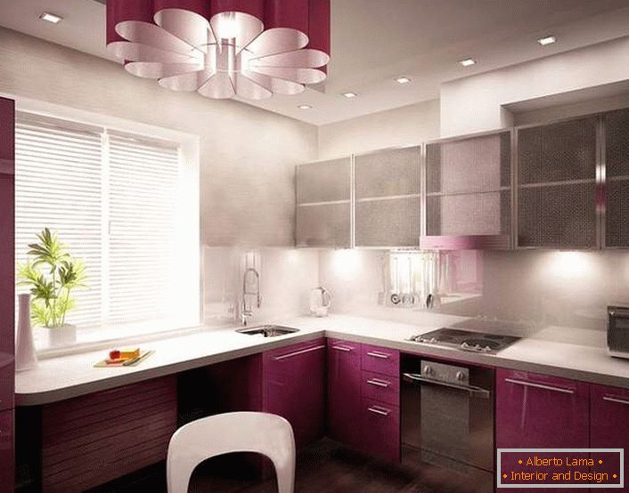 Primer projektnog projekta za malu kuhinju u avantgardnom stilu. Praviloma dizajniran kuhinjski prostor, čak i prozor se koristi pod radnom površinom.