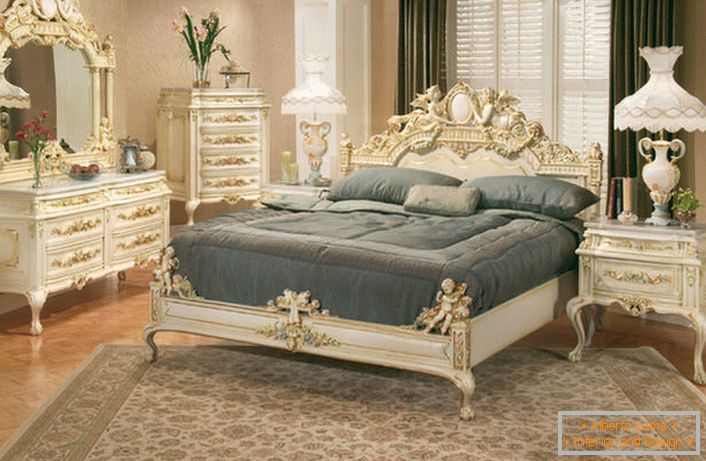 Spavaća soba je uređena u stilu romantizma. Glavni značajan element je urezana rezbarena oprema nameštaja.