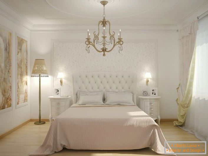 U centru unutrašnjosti spavaće sobe nalazi se krevet sa visokim tapaciranim tkaninom. Mekana, presvučena tkanina čine atmosferu plemenita i elegantna.