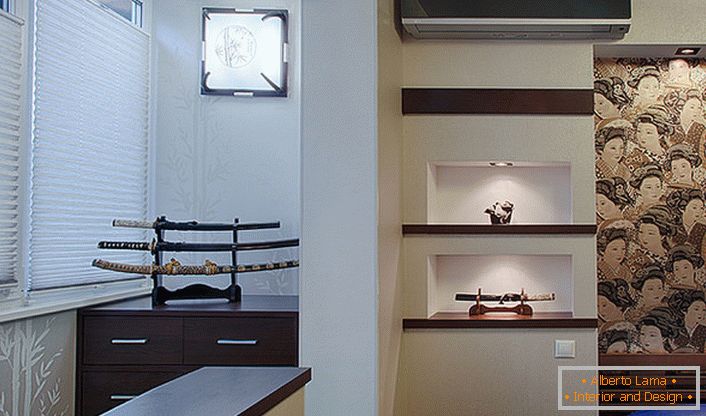 Odlična ukrasna dekoracija sobe u stilu japanskog minimalizma je japanski mač. Nije neophodno sticanje pravog borbenog oružja, dovoljno je ismevanje. 