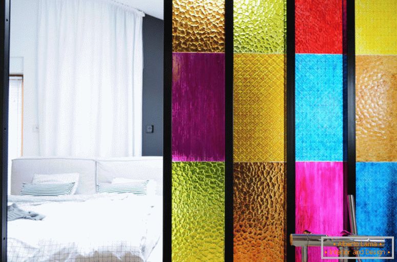 partition-in-colour-plastic-panels-diy-idea