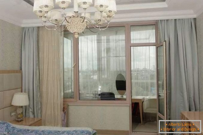 Spavaća soba sa balkonom sa panoramskim prozorima - ideja za enterijer