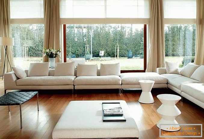 Dnevna soba s panoramskim prozorima - fotografija sa zavjesama i nameštajem u minimalističkom stilu