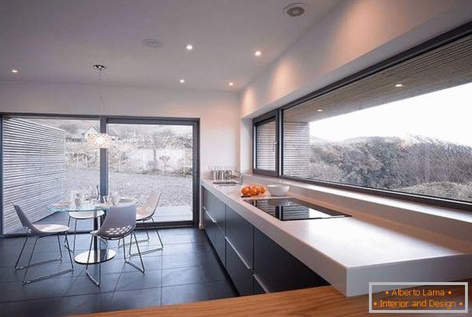 Prekrasna kuhinja sa panoramskim prozorima - unutrašnja slika