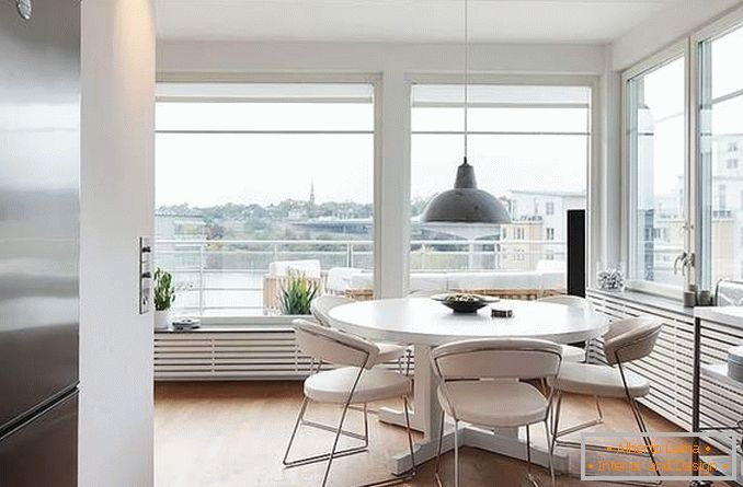 Dizajn kuhinje s panoramskim prozorima u uglu stana