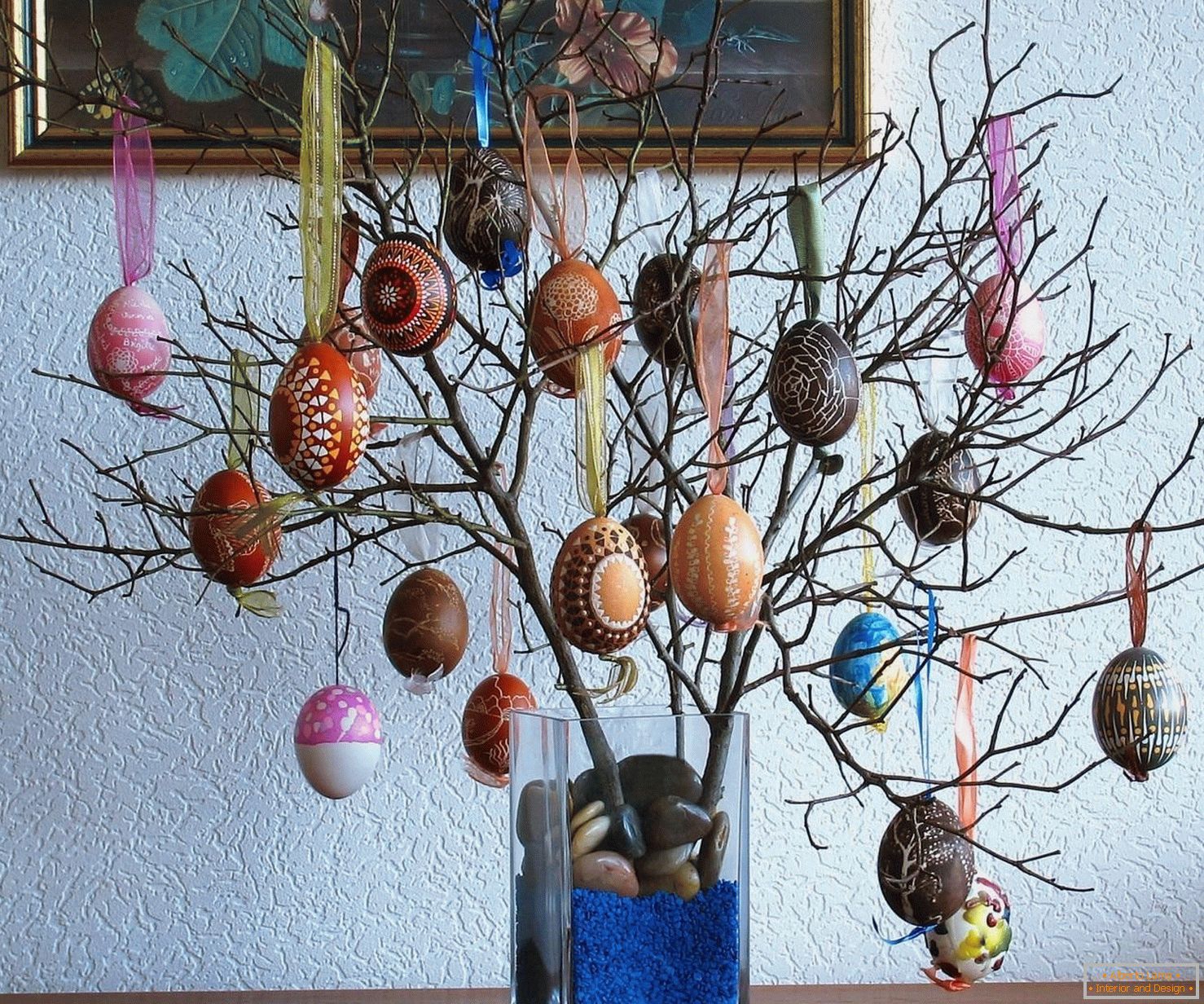 Ogranak sa uskršnjim jajima u vazi