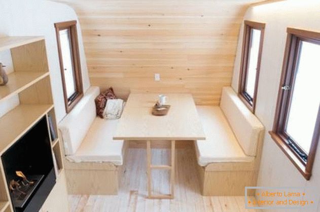 Udobna mini kuća: fotografija iz Ontarija - drvena dekoracija