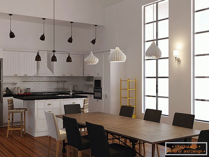Primer dobro odabrane rasvjete za kuhinju u skandinavskom stilu. Da bi se osvijetli radna i poslovna područja, koriste se različiti modeli lustera za plafon. 