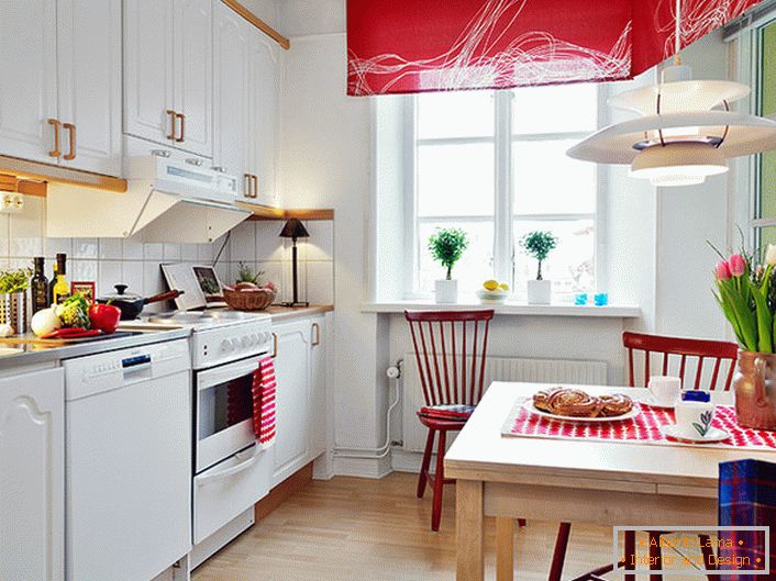 Bela boja u kombinaciji sa plemenitim crvenom vizuelno poboljšava kuhinju. Svetli, zasićeni akcenti čine prostor stilskim i kreativnim. 