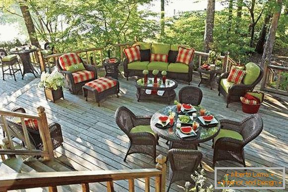 Set vrbovog nameštaja za verandu: kauč, fotelje i stolove