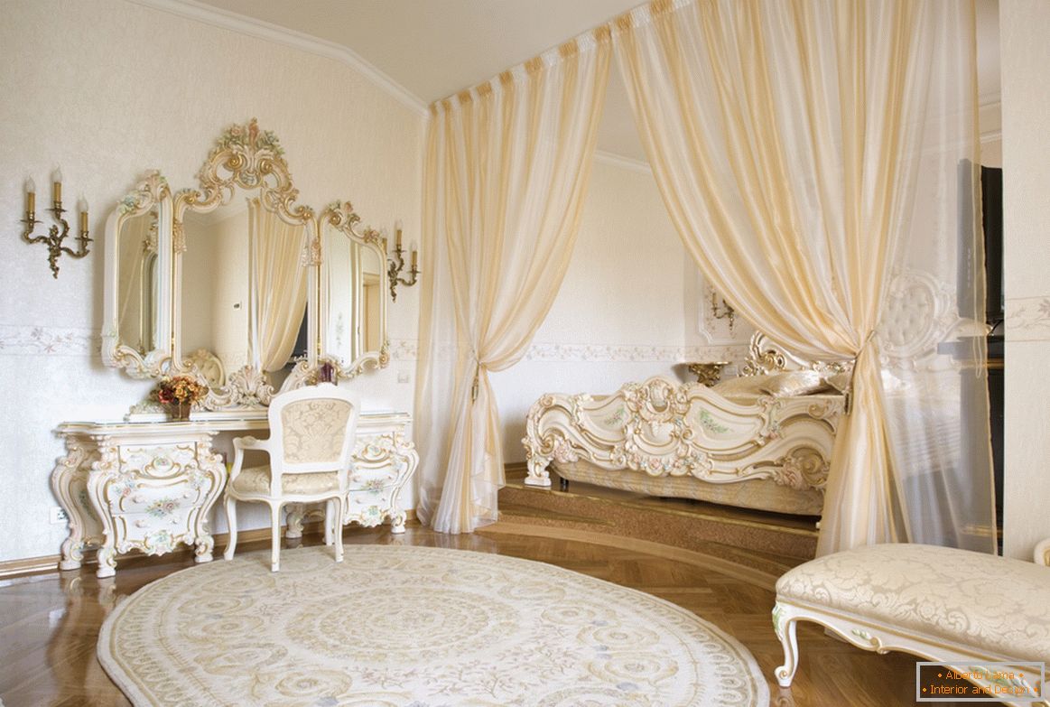 Uramljivanje ogledala i dekorativni elementi nameštaja izrađeni su u jednom stilu uz upotrebu zlata. Da bi uštedeli prostor, krevet je sakriven u niši uokvirenu zavjesama.
