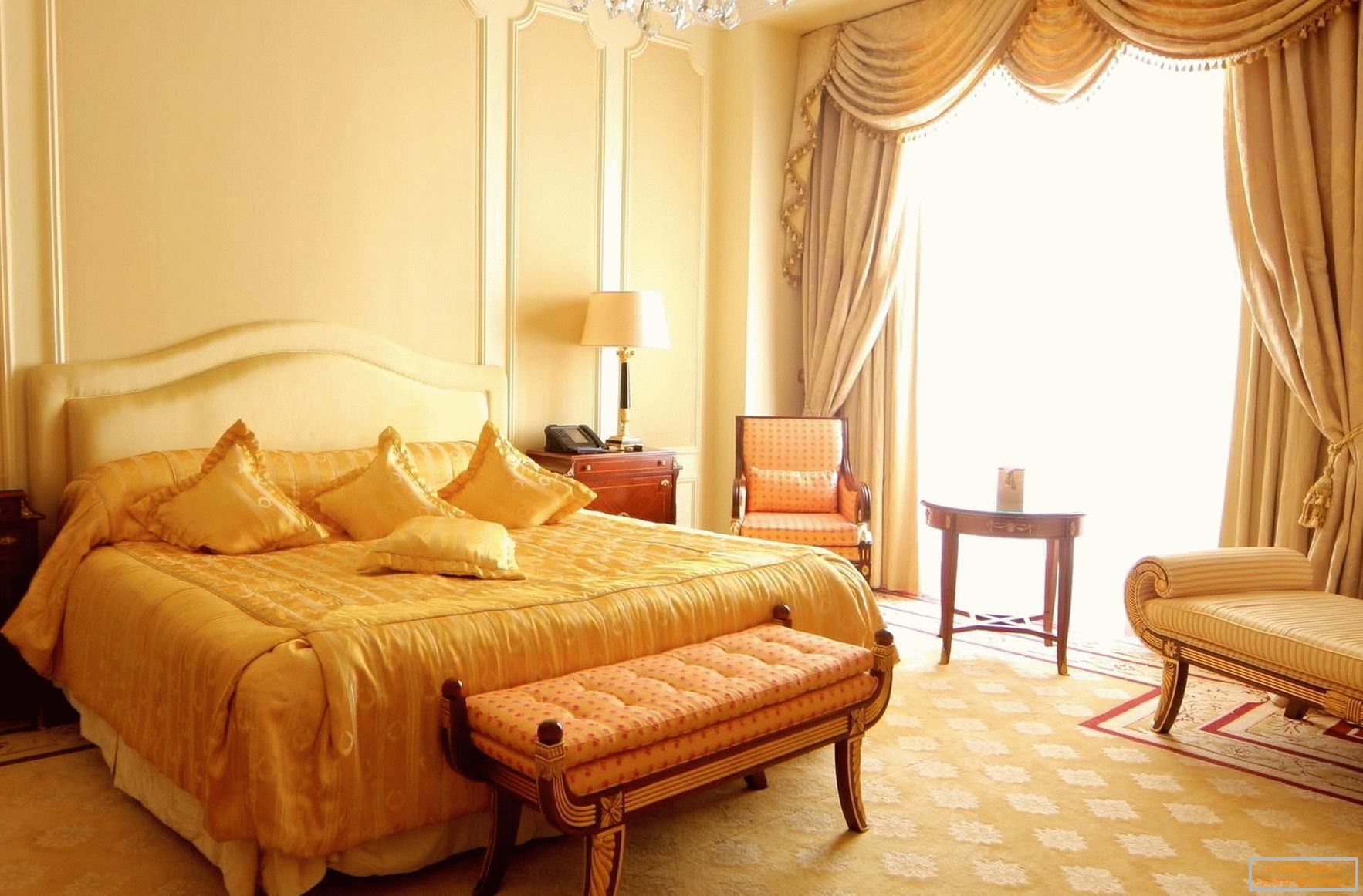 Svetla, prostrana barokna spavaća soba sa panoramskim prozorima. 