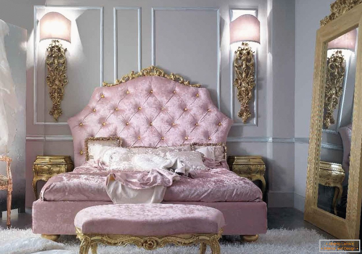 Spavaća soba mlade devojke u baroknom stilu. Pogled privlači veliki ogledalo u zlatnom okviru.