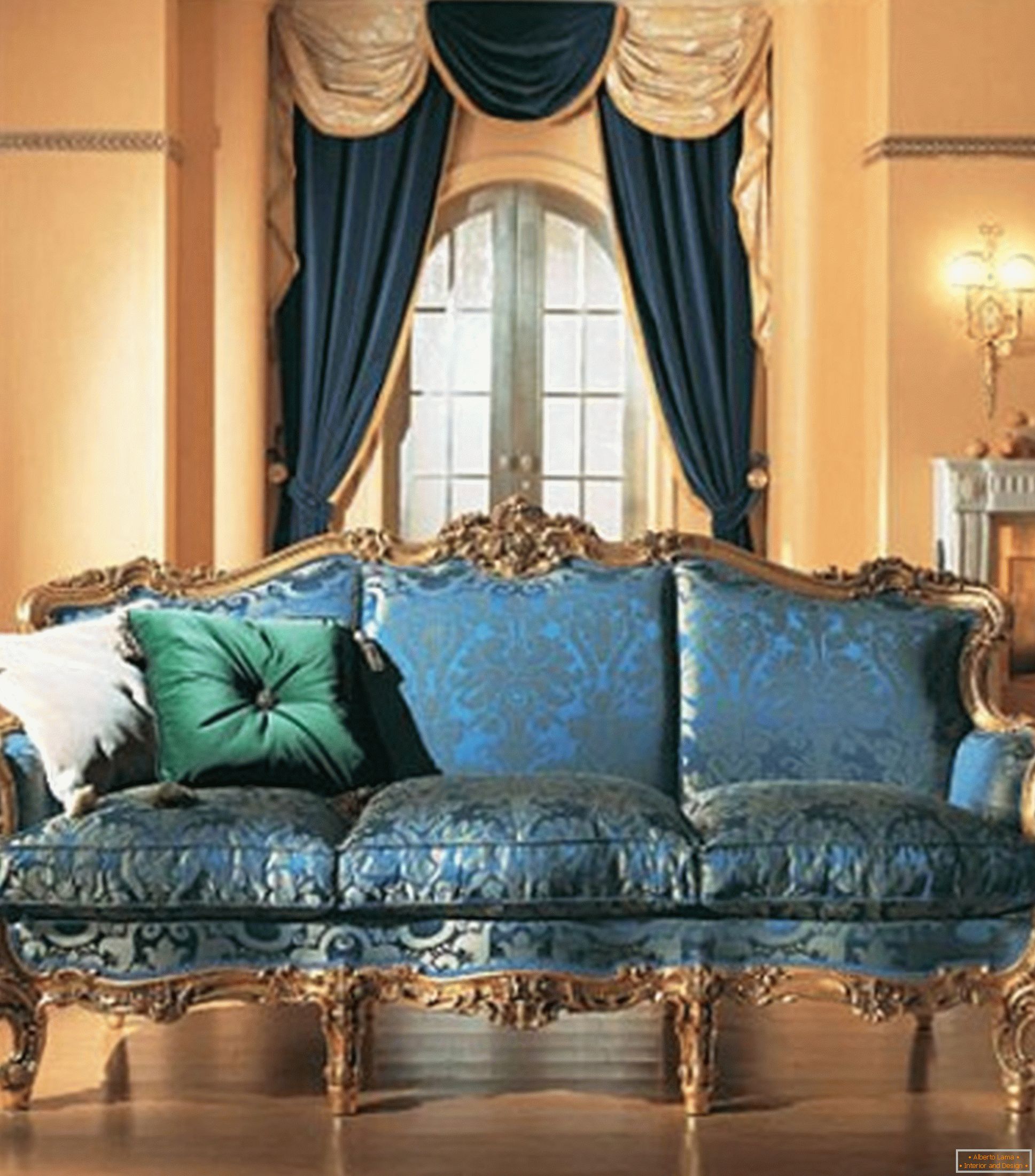 Kombinacija kontrastnih boja u dekoraciji dnevne sobe u baroknom stilu.