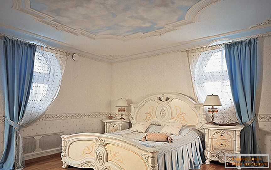 Uzdignuta spavaća soba u neo-baroknom stilu.