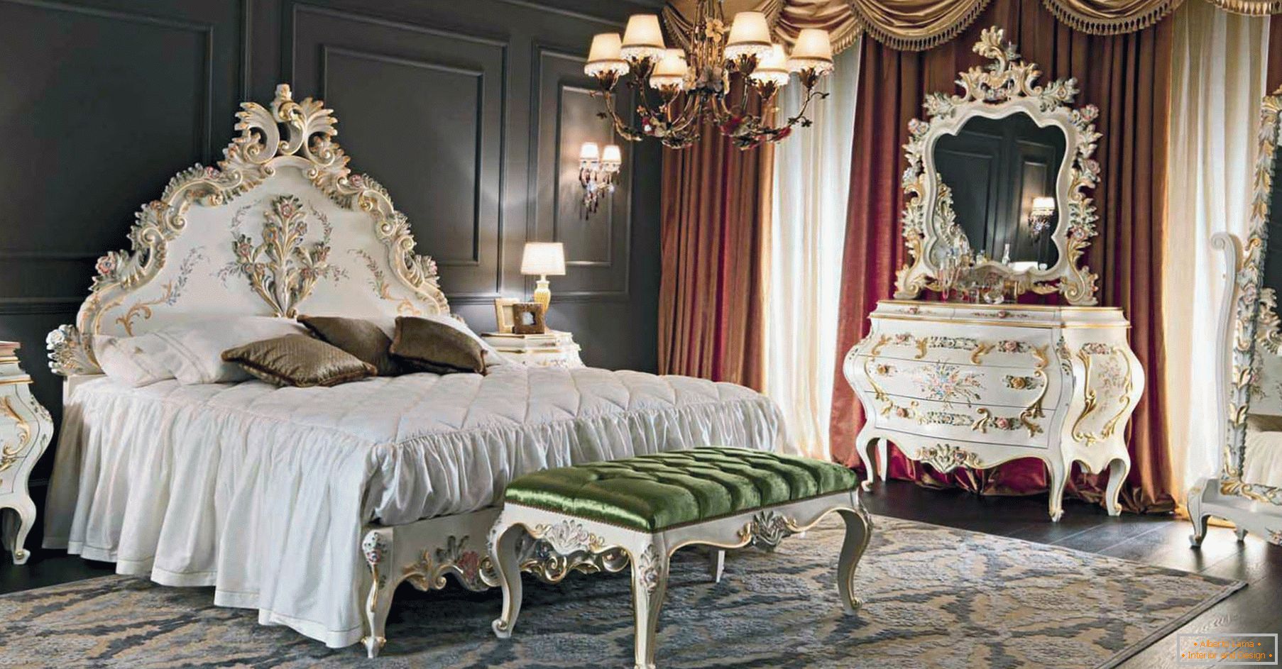 Za dekoraciju spavaće sobe koristi se kontrast tamno braon, zlatne, crvene i bijele boje. Namještaj je odabran prema stilu baroka.