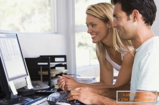 muškarci i žene na kompjuteru kod kuće
