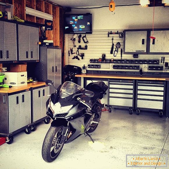 Motocikl u unutrašnjosti kućne garaže