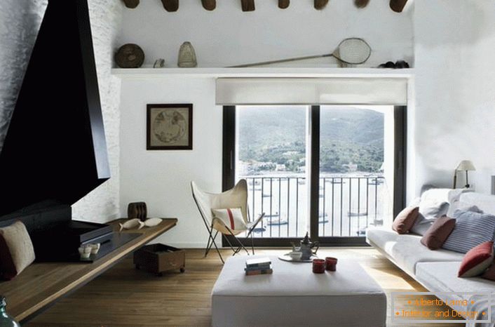 Mediteranski stil podrazumeva dobro osvetljen enterijer. Dakle, prozori u dnevnoj sobi nisu obešeni zavjese ili debele zavese.