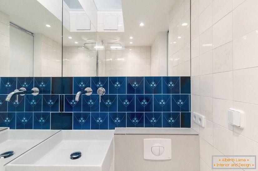 Plave pločice u bijelom kupatilu