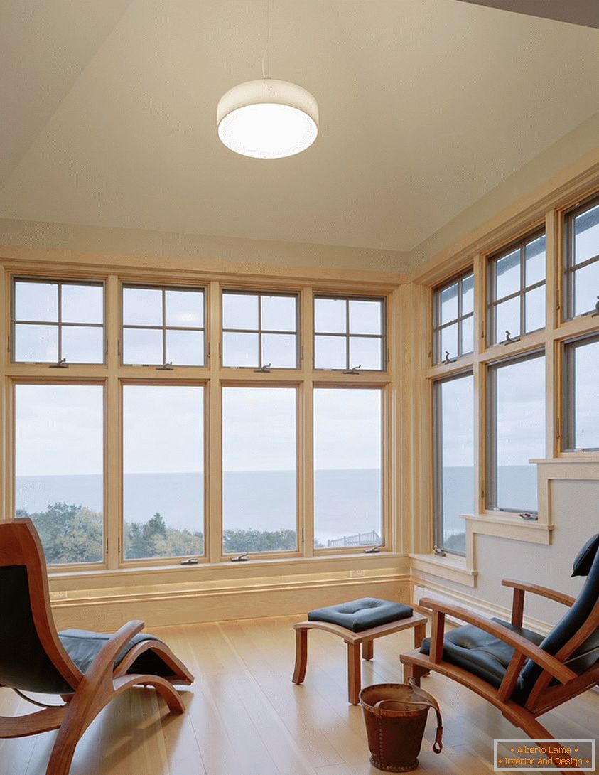Idealna dnevna soba sa velikim prozorima i drvenim podovima