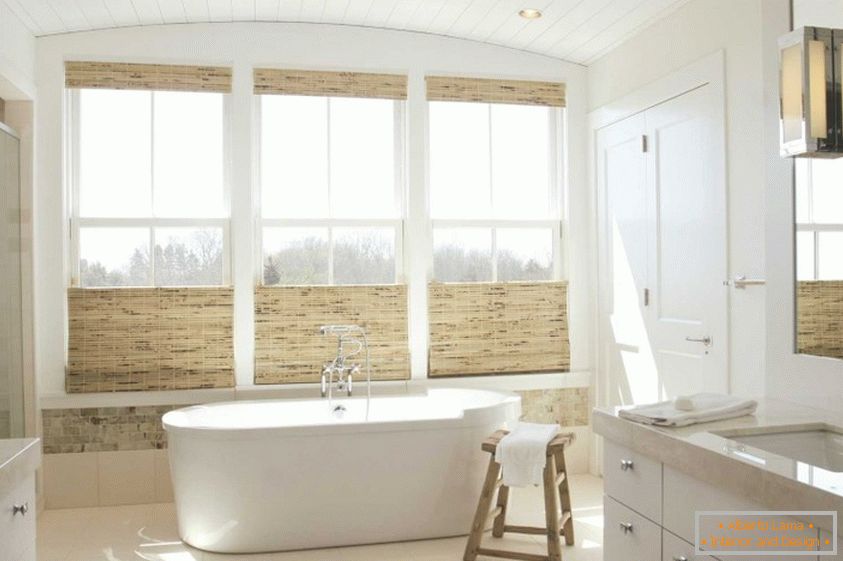 Povoljno kupatilo sa prirodnim materijalima i velikim prozorima
