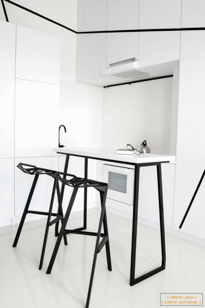 Kuhinja studio apartman u crno-beloj