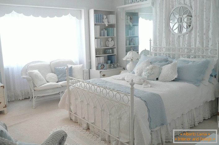 Svetla soba za spavanje u prirodnom stilu. Odlična mogućnost za uređenje spavaće sobe za goste.