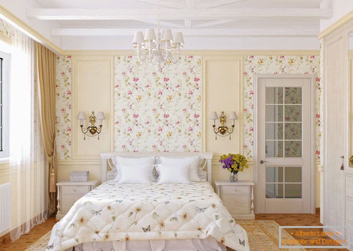 Zidovi spavaće sobe u prirodnom stilu ukrašeni su cvetnim tapetama, koji se harmonično uklapaju sa posteljinom na krevetu.